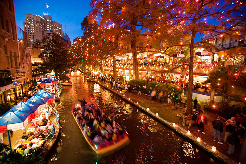 Christmas-on-the-Riverwalk,-San-Antonio,-Texas,-USA